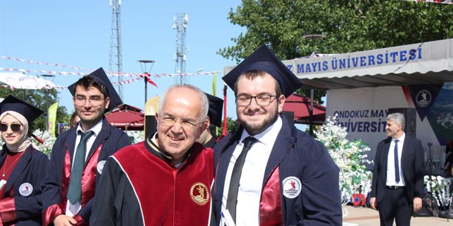 Diplomasını dersinden kaldığı profesör babasının elinden aldı