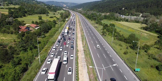 Anadolu Otoyolu'nun Bolu geçişinde yoğunluk yaşanıyor