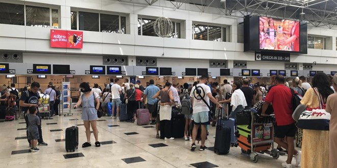 Antalya'ya hava yoluyla gelen turist says 5 milyonu at