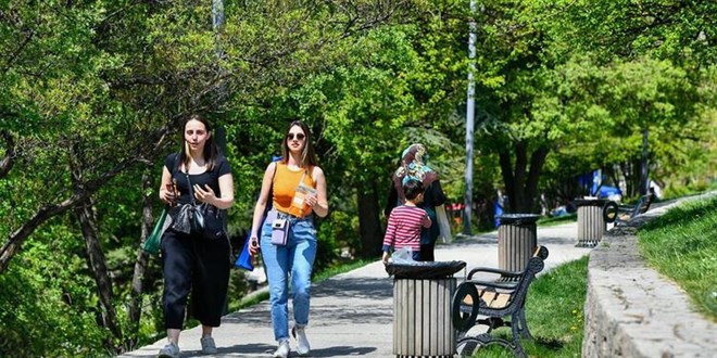 Bayram tatilini Ankara'da geirecekler park ve bahelerin yolunu tuttu