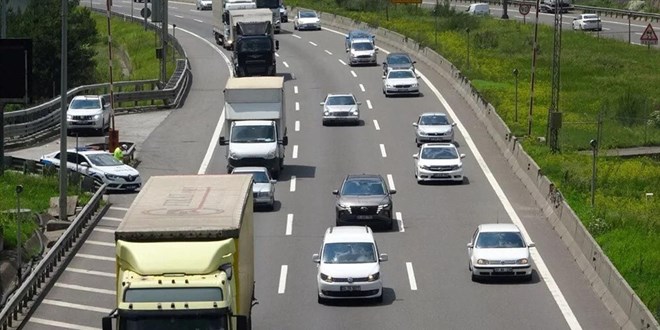 Sakarya, Düzce ve Bolu'da otoyoldaki bayram trafiği normale döndü
