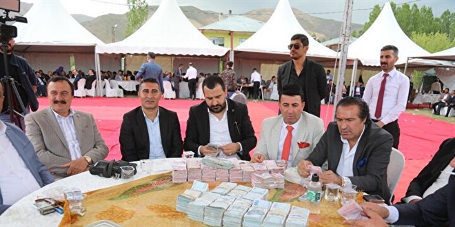 Aşiret düğününde takı töreni tam 5 saat sürdü: Paraları bavulla taşıdılar
