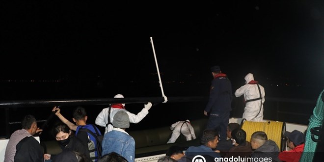 Çanakkale açıklarında geri itilen 35 düzensiz göçmen kurtarıldı