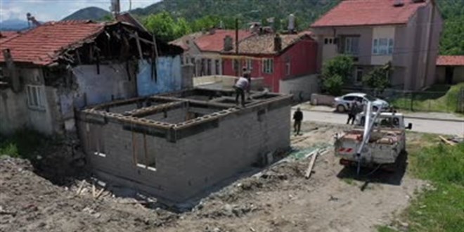 Isparta'daki yangında evini kaybeden üç çocuk annesi yeni evine kavuşacak