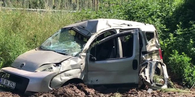 Uşak'ta takla atan hafif ticari araçtaki anne ve oğlu öldü