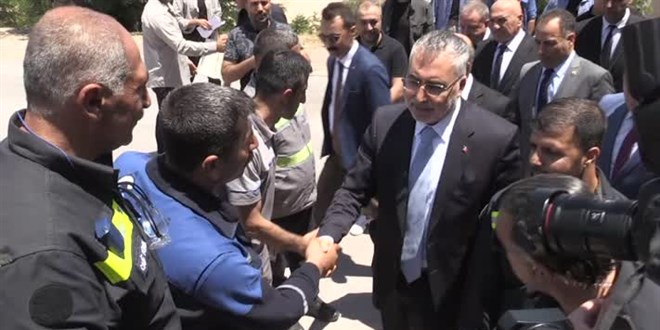 Çalışma Bakanı Vedat Işıkhan, Mardin'de işçilerle yemek yedi