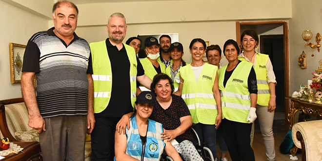 Bayram öncesi ev temizliğine belediye başkanı da katıldı