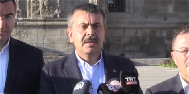 Milli Eğitim Bakanı Tekin bayram namazını Erzurum'daki Ulu Camii'de kıldı