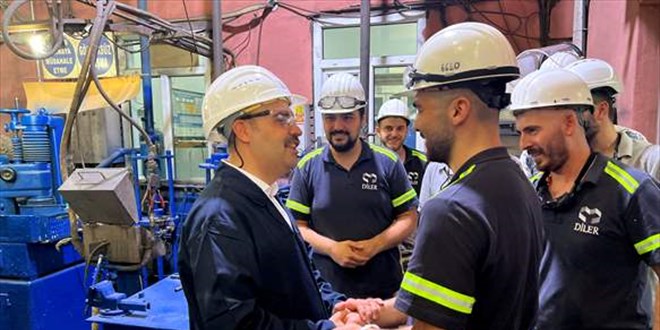 Bakan Kacır, İstanbul ve Kocaeli'de işçilerle bayramlaştı