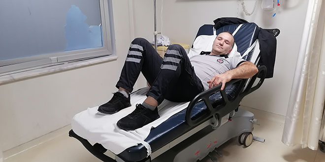 Ambulansla acil servise getirilen alkollü kişi güvenlik görevlisini bıçakladı
