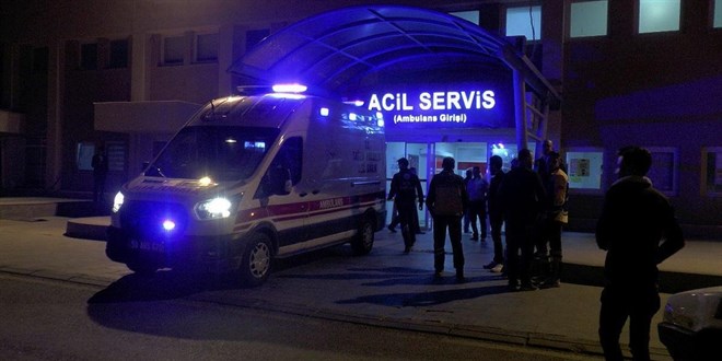 Manisa'da yakıt tankerinin devrilmesi sonucu 3 kişi yaralandı