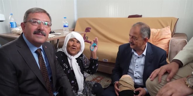 Bakan Özhaseki, Kahramanmaraş'ta depremzede ailelere bayram ziyaretinde bulundu