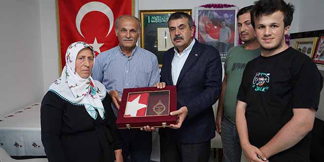 Bakan Tekin, şehit öğretmen Necmettin Yılmaz'ın ailesini ziyaret etti