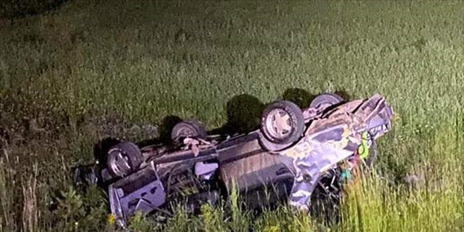 Sivas'ta devrilen otomobildeki 1'i bebek 3 kişi yaralandı