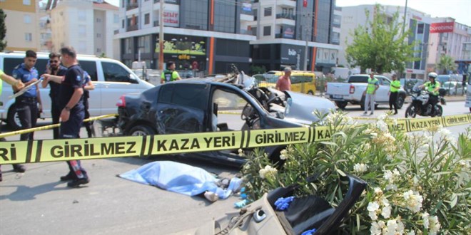 3 otomobilin çarpıştığı kazada 2 kişi öldü, 3 kişi yaralandı