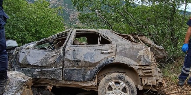 Kayıp 3 kişinin otomobili uçurumun dibinde bulundu