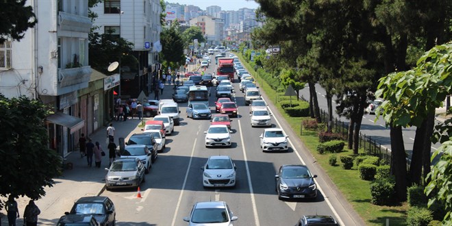 Karadeniz Sahil Yolu'nun Ordu güzergahında trafik yoğunluğu yaşanıyor