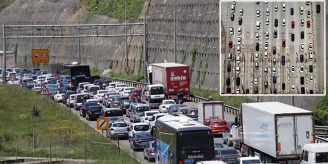 Tatilciler geri dönüyor! Yollarda kilometrelerce kuyruk oluştu