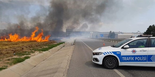 Anız yangını buğday tarlasına sıçradı: İstanbul-Edirne yolu trafiğe kapandı