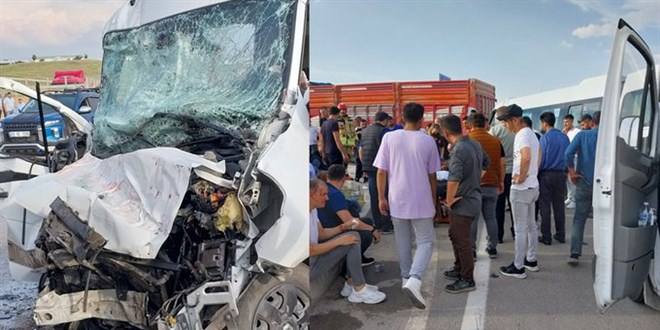 Ankara'da işçi servisi ile kamyon çarpıştı: 10 kişi yaralandı