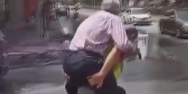 Yaşlı adamı sırtında taşıyan polis memuru takdir topladı