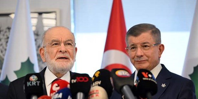 Karamollaoğlu ile Davutoğlu ortak açıklamada bulundu