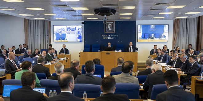 Memur maaşı düzenlemesi Komisyon'dan geçti