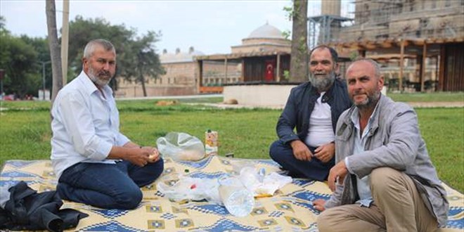Edirne'de Kırkpınar'a gelen güreşseverlerden bazıları çadırda konakladı