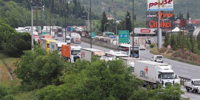 Anadolu Otoyolu'nda 13 aracın karıştığı kaza ulaşımı aksattı
