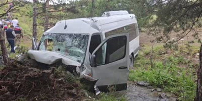Erzincan'da şarampole devrilen minibüsteki 4 ölü, 10 yaralı