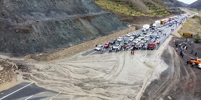 Erzincan-Sivas kara yolu heyelan nedeniyle ulaşıma kapatıldı