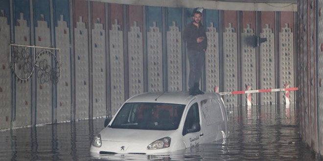 Erzurum'da sağanak; yollar ile alt geçitleri su bastı