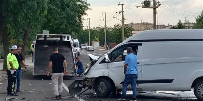 Diyarbakır'da 2 minibüs çarpıştı: 8 yaralı