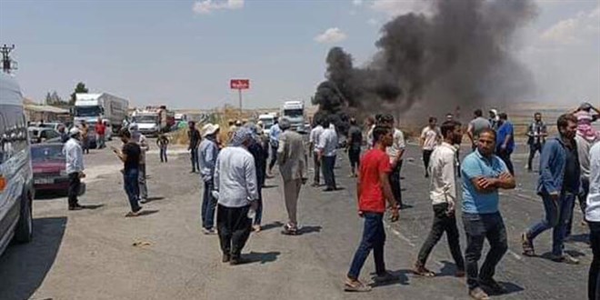 Arazileri susuz kalan çiftçiler, protesto için lastik yakıp, taşlarla yolu kapattı