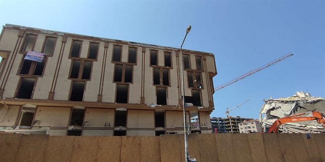 Bir bölümü çöken Arel Üniversitesi'nin yıkımı başladı