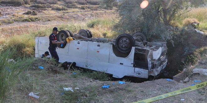Isparta'da midibüs ile hafif ticari araç çarpıştı: 1 ölü, 35 yaralı