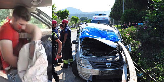 Otomobille çarptığı köprünün demir korkuluğu vücuduna saplandı