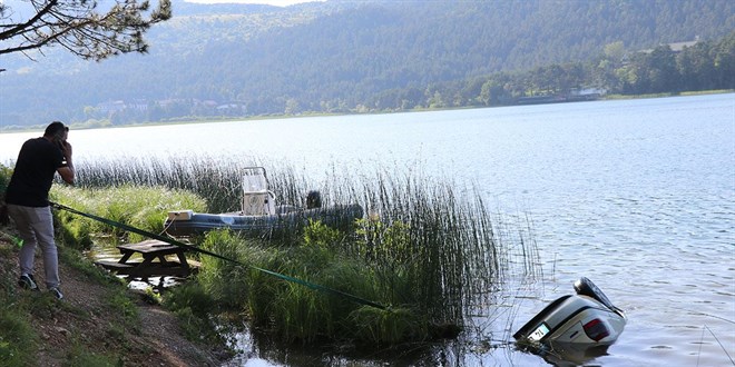 El frenini çekmeyi unuttuğu otomobil Abant Gölü'ne düştü
