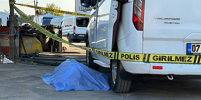 Antalya'da bir kişi aracının yanında ölü bulundu