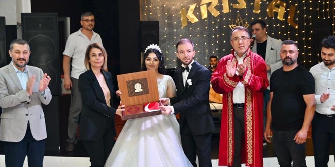 Vali makam aracından indi, gelin ve damat bindi