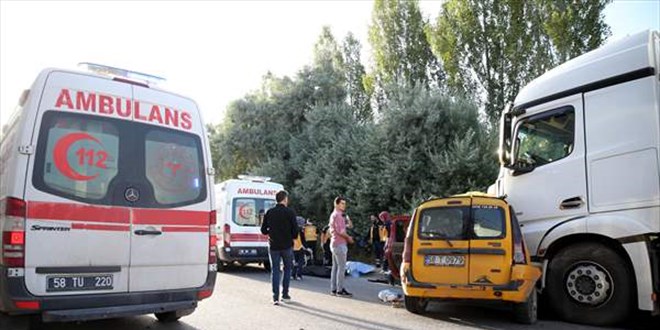 Sivas'ta tatilden dnen ailenin olduu ara kamyonla arpt: 4 kii ld