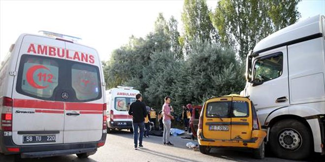 Sivas'ta tatilden dönen ailenin olduğu araç kamyonla çarpıştı: 4 kişi öldü