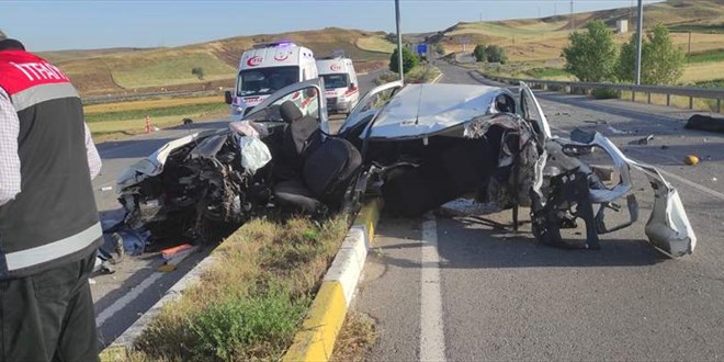 Sivas'ta devrilen otomobildeki 2 kişi öldü