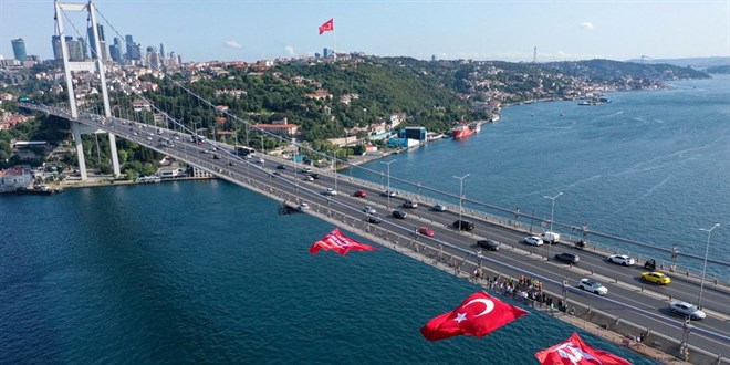 Darbenin 7'nci yılında dev Türk bayrağı 15 Temmuz Şehitler Köprüsü'ne asıldı