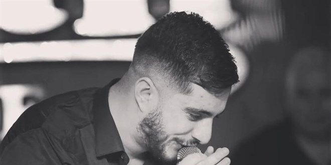 Genç şarkıcıya sahne çıkışı silahlı saldırı