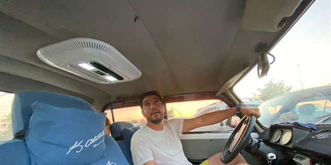 Çöl sıcaklarıyla baş edemedi, aracına ev tipi klima taktırdı