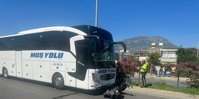 Otobüsün çarptığı motosikletteki baba ile oğlu öldü