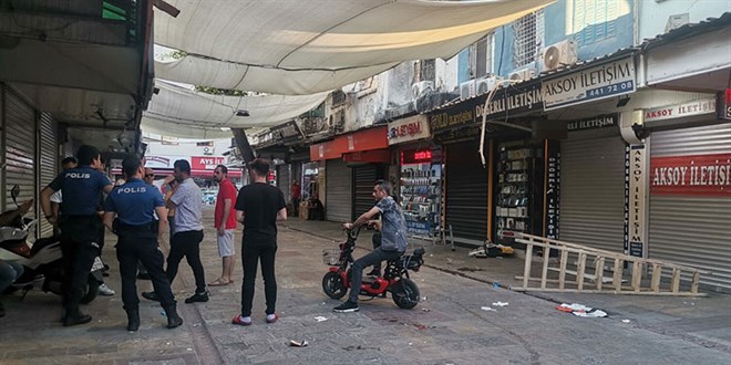 Klima montajı yaparken akıma kapılıp öldü