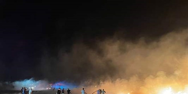 Çatalca'da otluk alanda çıkan yangına itfaiye müdahale ediyor