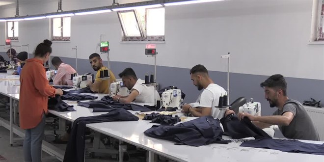 İşçi olarak ayrıldığı köyünde kurduğu atölyede 60 gence istihdam sağladı